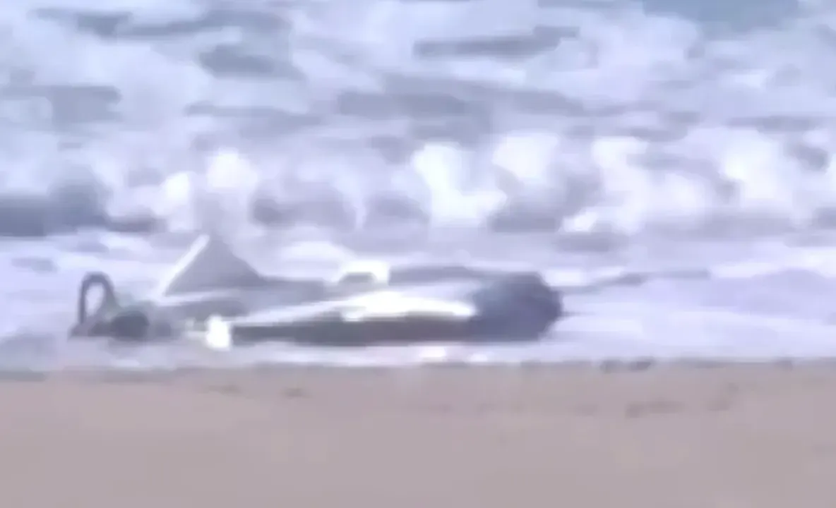 Dronă de luptă cu explozibili, găsită pe o plajă de la Marea Neagră, în Turcia. Autoritățile au evacuat zona