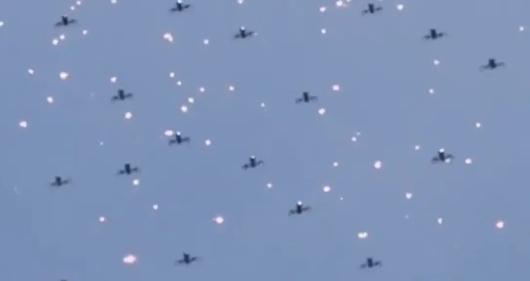 Momentul în care un roi de 50 de drone este spulberat cu o armă laser în doar câteva secunde - VIDEO