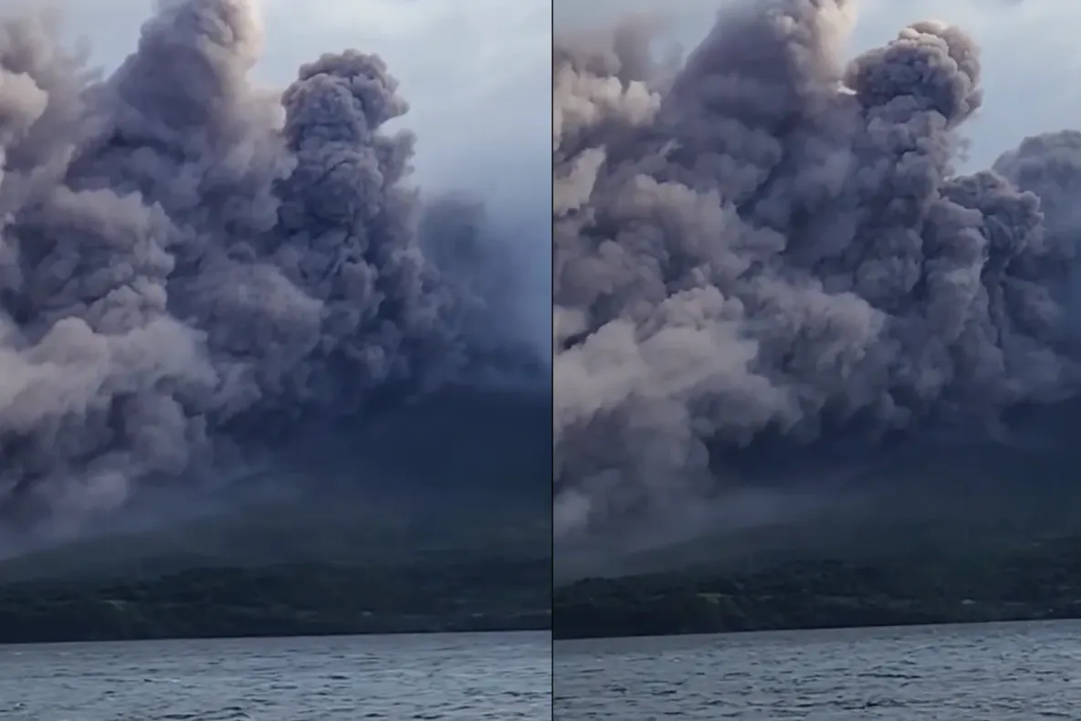 Erupție spectaculoasă în Japonia: Vulcanul Sakurajima a trimis un nor de cenușă la peste 1.300 de metri - VIDEO