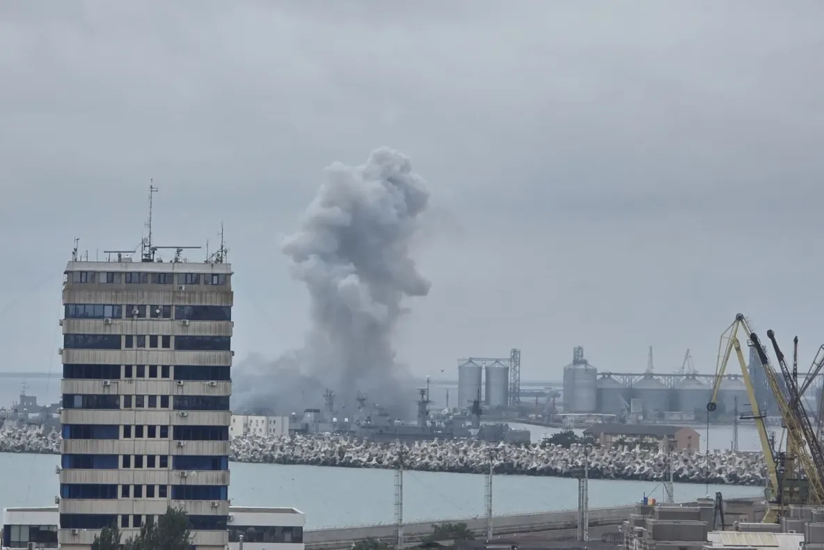 Drona explodată în Portul Constanța. Autoritățile au anunțat ridicarea măsurilor de evacuare masivă de pe plajele mai multor stațiuni și din Deltă – FOTO/VIDEO
