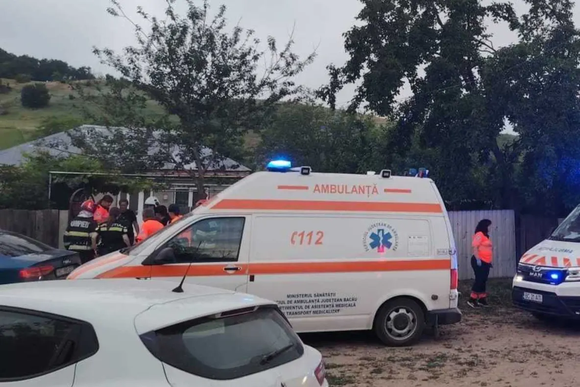 Explozie puternică într-o gospodărie din Bacău. Doi adulți și un copil de cinci ani, transportați la spital cu arsuri