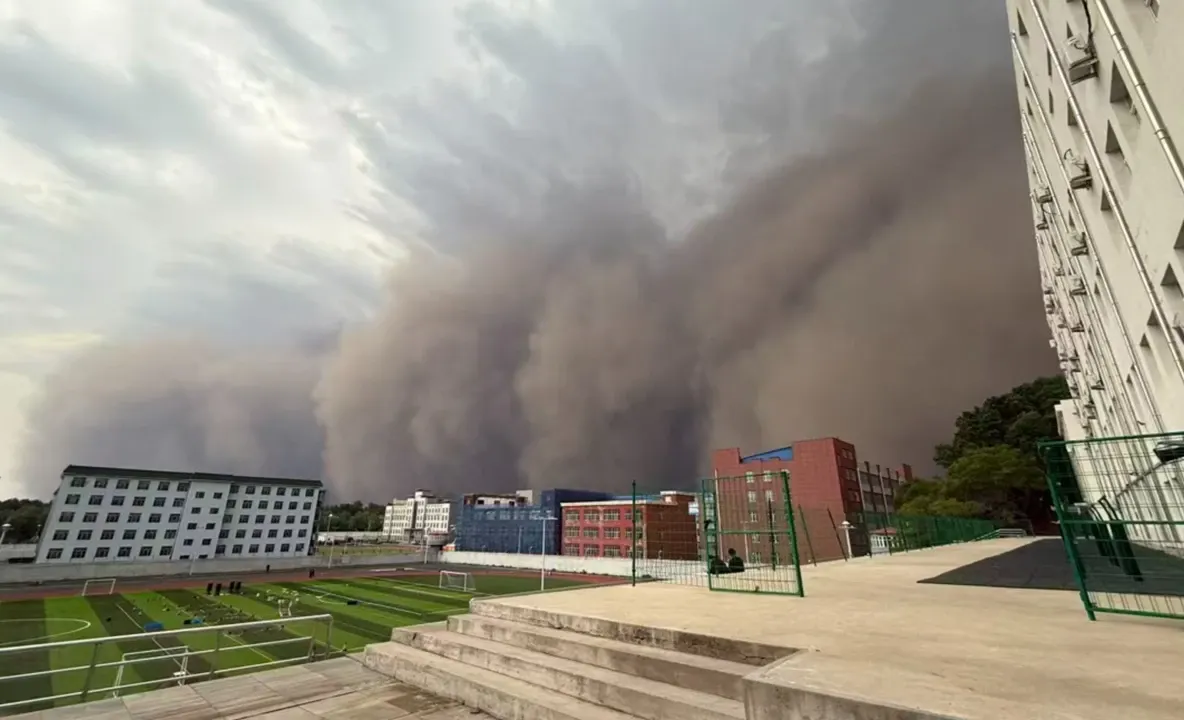 Imagini TERIFIANTE din China. Oraș înghițit de praf, după ce este lovit de o uriașă furtună de nisip - VIDEO