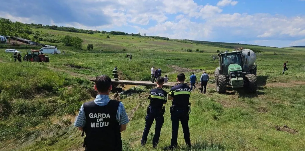 Alertă de mediu în Botoșani, după ce 300 de litri de soluție de erbicidat au ajuns într-un curs de apă