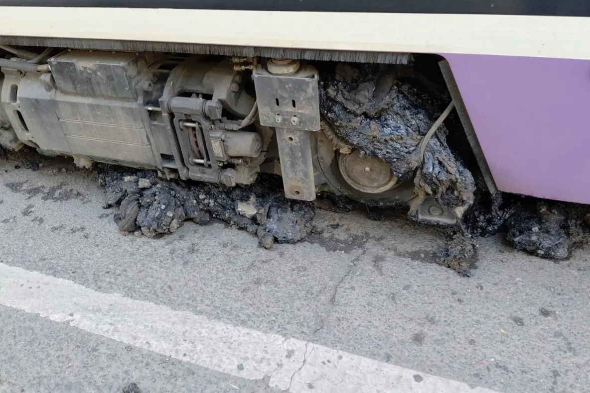Canicula a „topit” șinele de tramvai din Timișoara. Roțile vagoanelor s-au blocat în cauciucul înmuiat de arșiță – FOTO