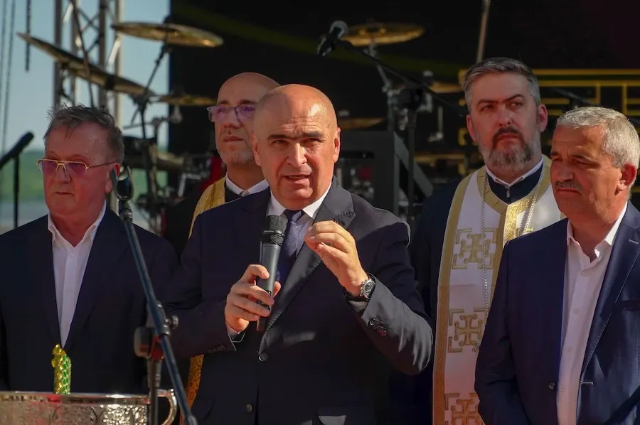 Sfidare: între două tunuri, Ilie Bolojan inaugurează hoteluri. Cu ce se ocupă premierul interimar în plină criză politică