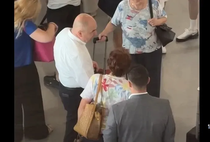 Bolojan face baie de mulțime, opoziția îl acuză de prăbușirea economică