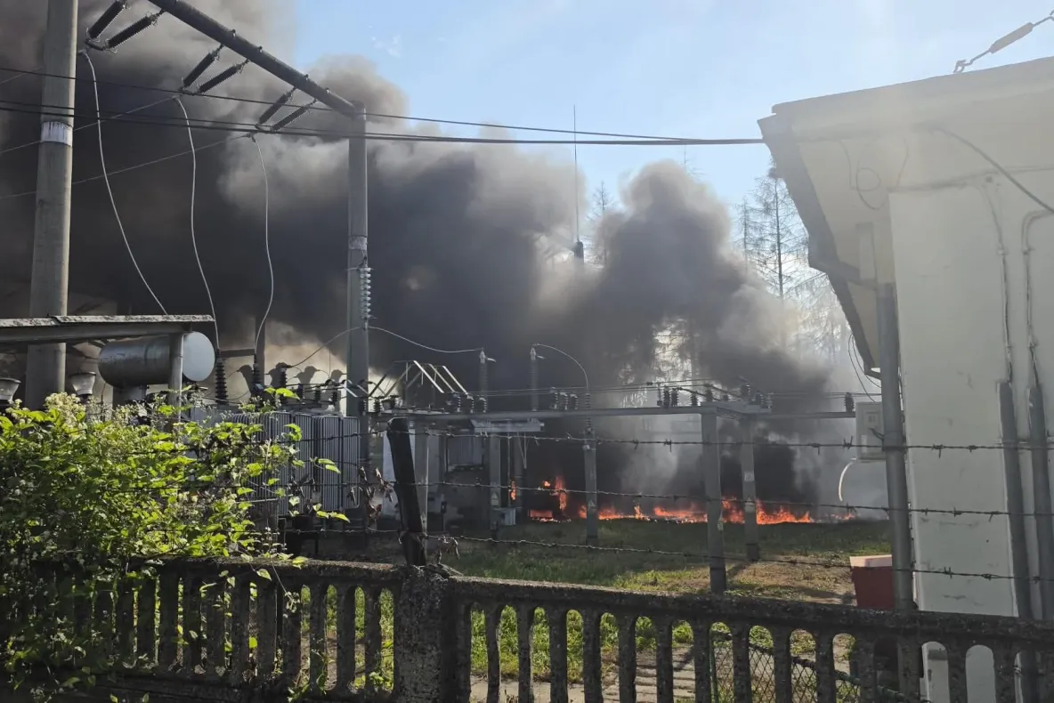 Incendiu puternic la un transformator electric din Pucioasa. Zeci de persoane au fost evacuate, iar autoritățile au emis RO-Alert