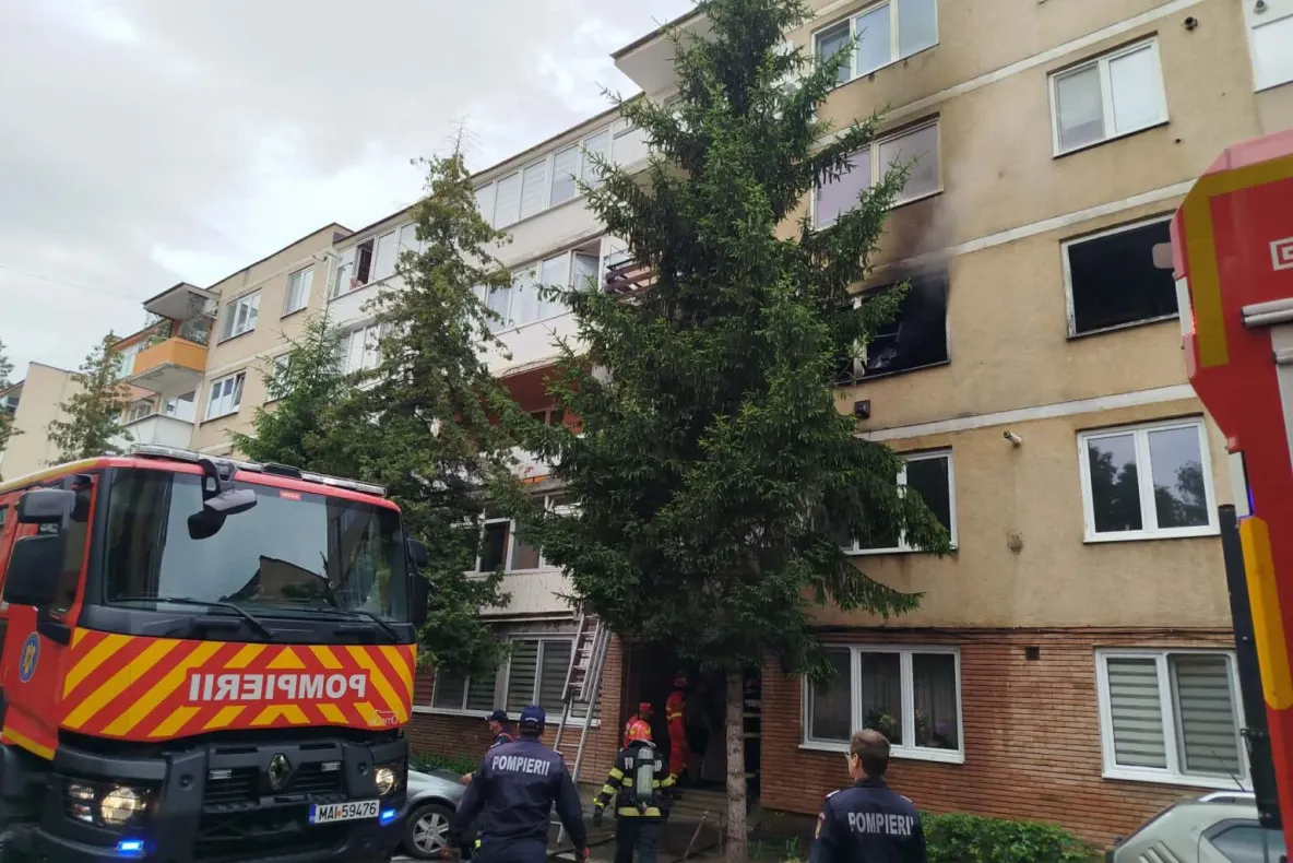 Explozie urmată de incendiu într-un bloc din Odorheiu Secuiesc: 8 persoane s-au autoevacuat