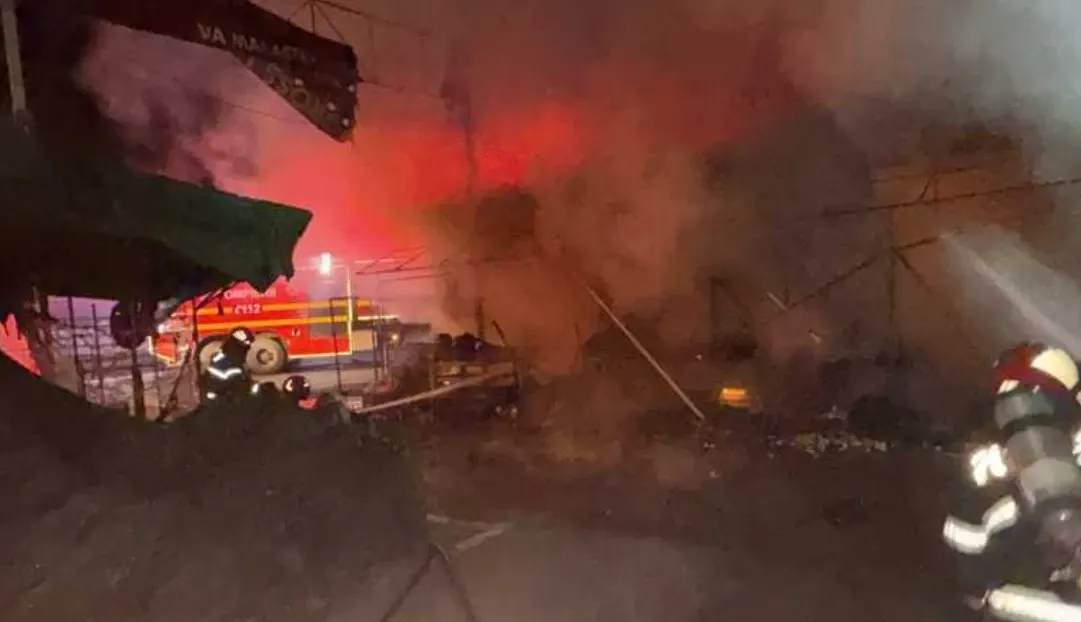 Incendiu violent în Pitești. Intervenție masivă a pompierilor - VIDEO