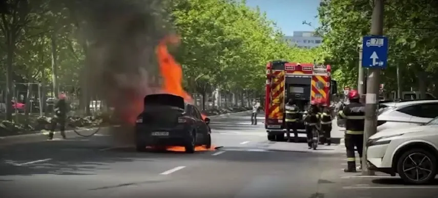 Imagini șocante: mașină cuprinsă de flăcări după un accident