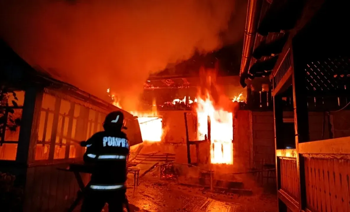 Sfârșit tragic pentru un bătrân de 90 de ani din Suceava. A murit carbonizat după ce casa i-a fost cuprinsă de flăcări