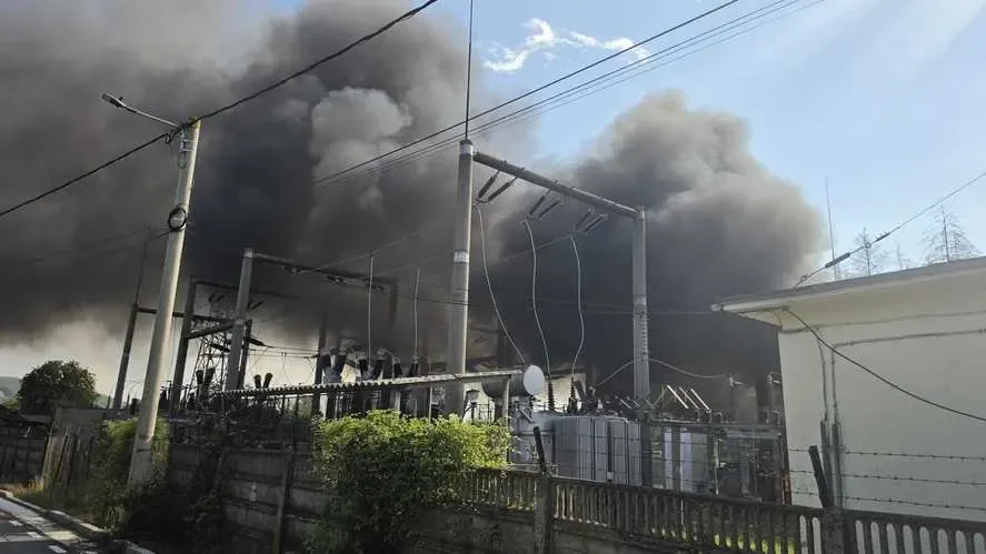 Incendiu la transformatorul electric din Pucioasa: pompierii continuă operațiunile de răcire
