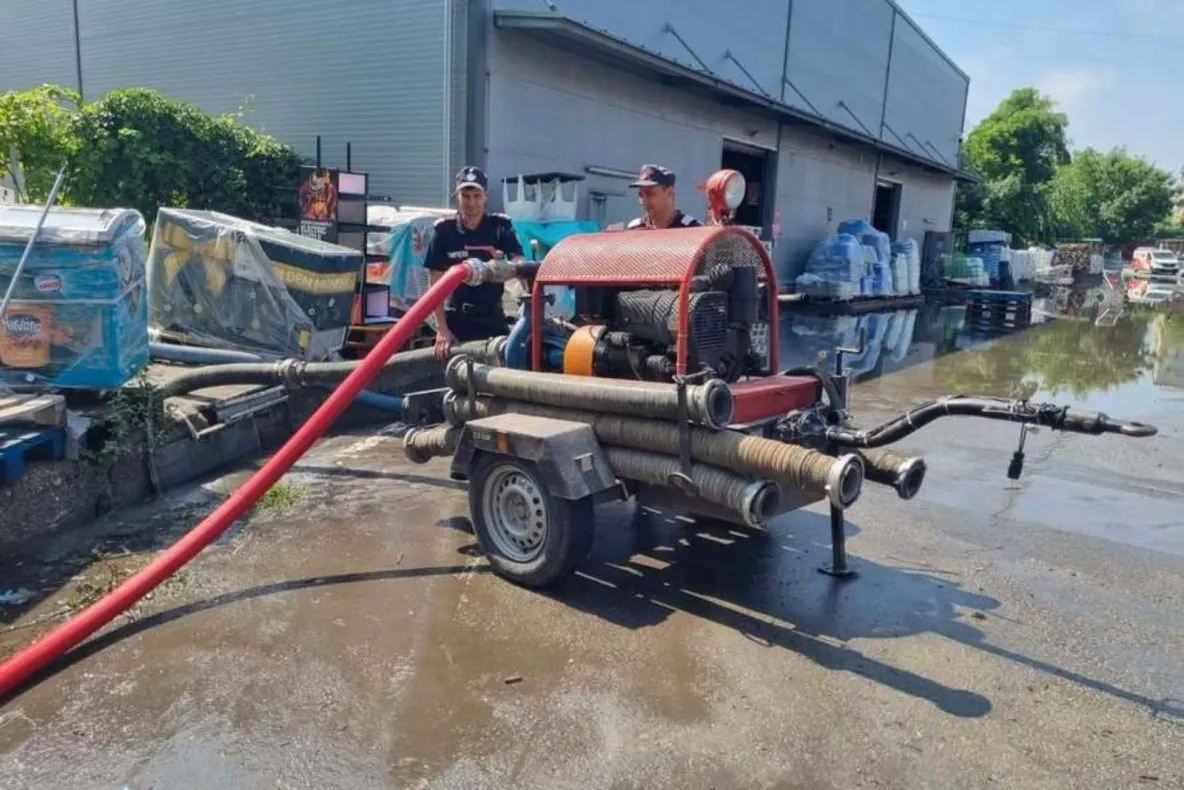 Furtunile au făcut prăpăd în 10 județe din țară. IGSU: Un spital a rămas fără curent electric- FOTO 