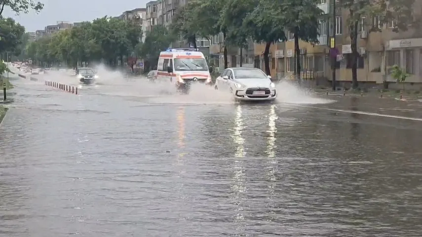 Inundații pe Litotal, după averizarea cod portocaliu. Străzi blocate de apă la Constanța - VIDEO 