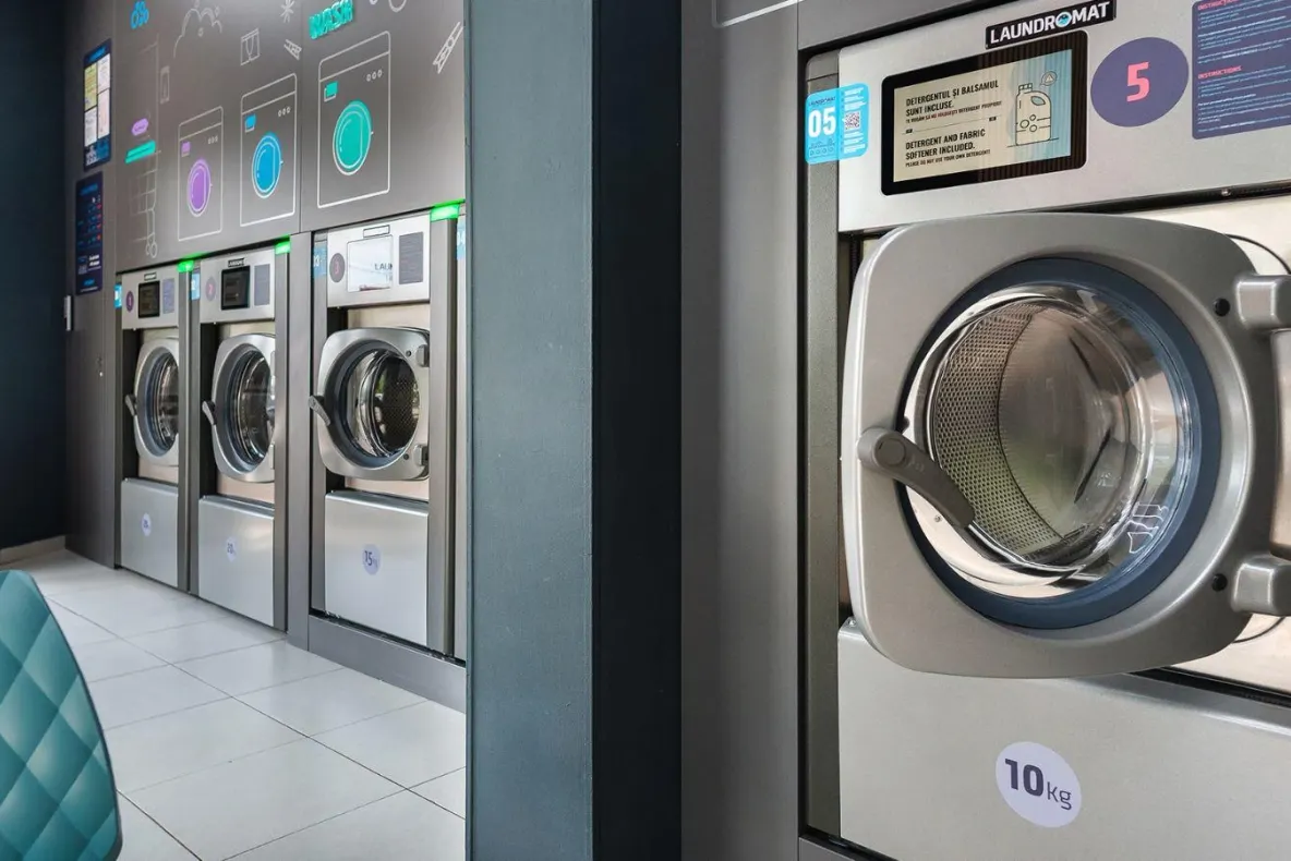 Laundromat vs. mașina de spălat de acasă: De ce românii încep să prefere spălătoriile self-service?