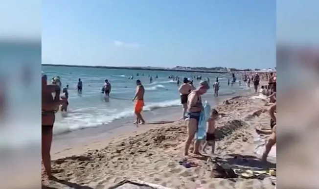 Mii de oameni pe litoral în weekendul cu temperaturi de foc: plajele sunt pline 