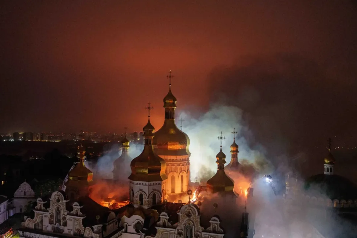 Rusia a lansat un nou atac masiv asupra Ucrainei. Mănăstirea Lavra Pecerska, în flăcări. Cel puțin nouă persoane au murit