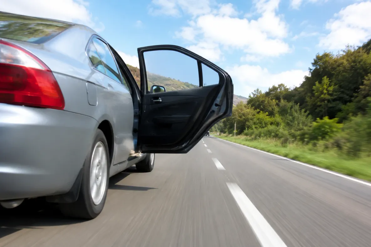 A sărit din mașină în mers și a murit lovit de două autoturisme. Scene de groază pe litoral