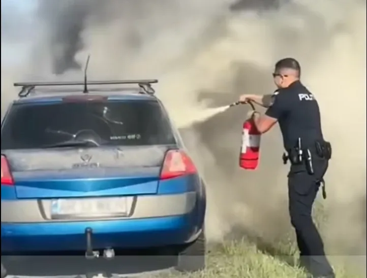 Mașină cuprinsă de flăcări în plină caniculă. Intervenția rapidă a doi polițiști a împiedicat o tragedie - VIDEO