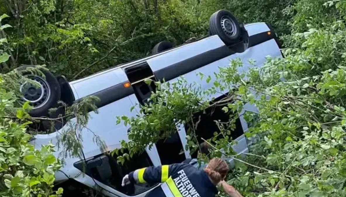 Microbuz plin cu români, prăbușit într-o râpă în Austria. Cinci femei au fost rănite