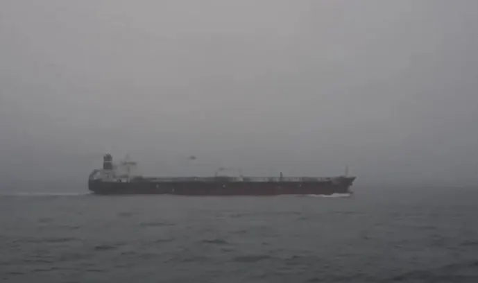 Petrolier rusesc, reținut de Marina franceză în largul Atlanticului. Emmanuel Macron: "Este inacceptabil" VIDEO