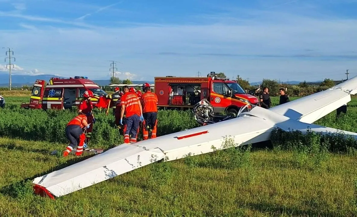 Planor aterizat forțat în Argeș. Un bărbat de 71 de ani a fost preluat de echipajele de intervenție