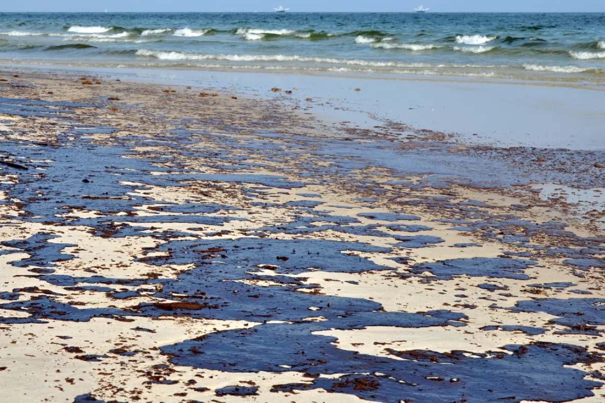 Poluare tot mai extinsă cu păcură pe litoralul bulgăresc. Experții cer o anchetă amplă asupra sursei contaminării