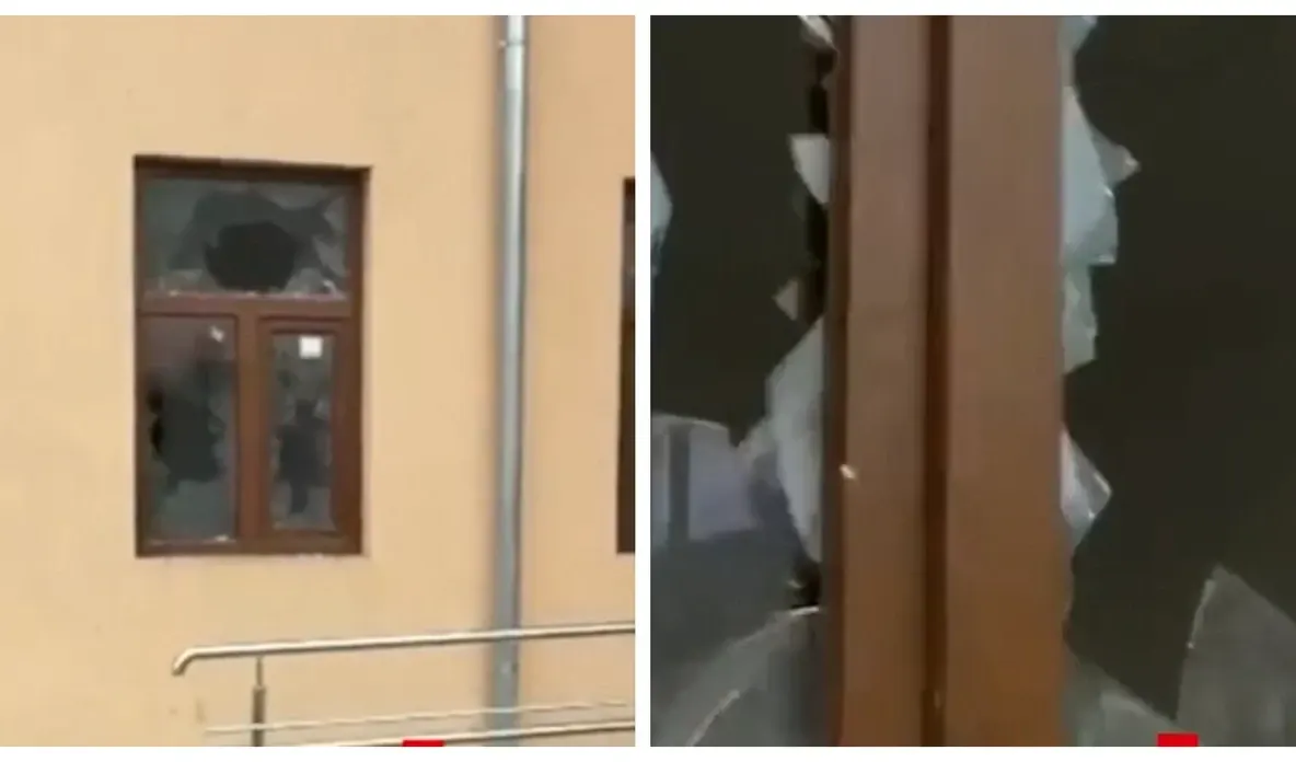 Scene de vandalism la o primărie din Caraș-Severin. Un bărbat a distrus 80 de geamuri și uși ale clădirii aflate în renovare
