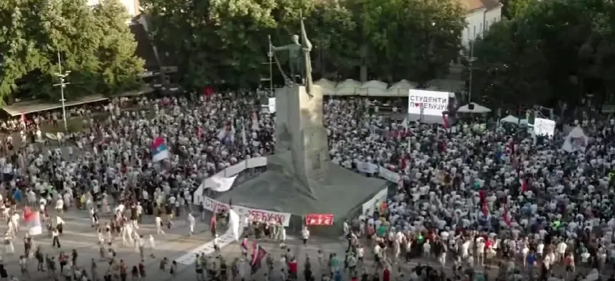 Proteste de amploare după demisia președintelui din Serbia. Oamenii continuă revolta