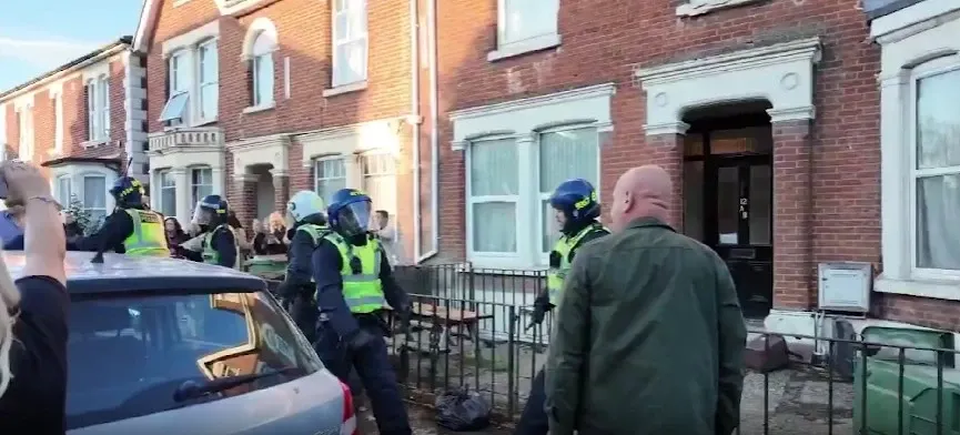 Bătăi între protestatari și polițiști. Un tânăr a murit în Marea Britanie