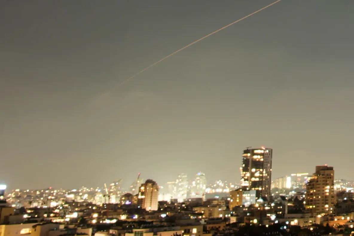 Iranul a bombardat Israelul pentru prima dată după armistițiul din aprilie. Tel Aviv-ul a ripostat