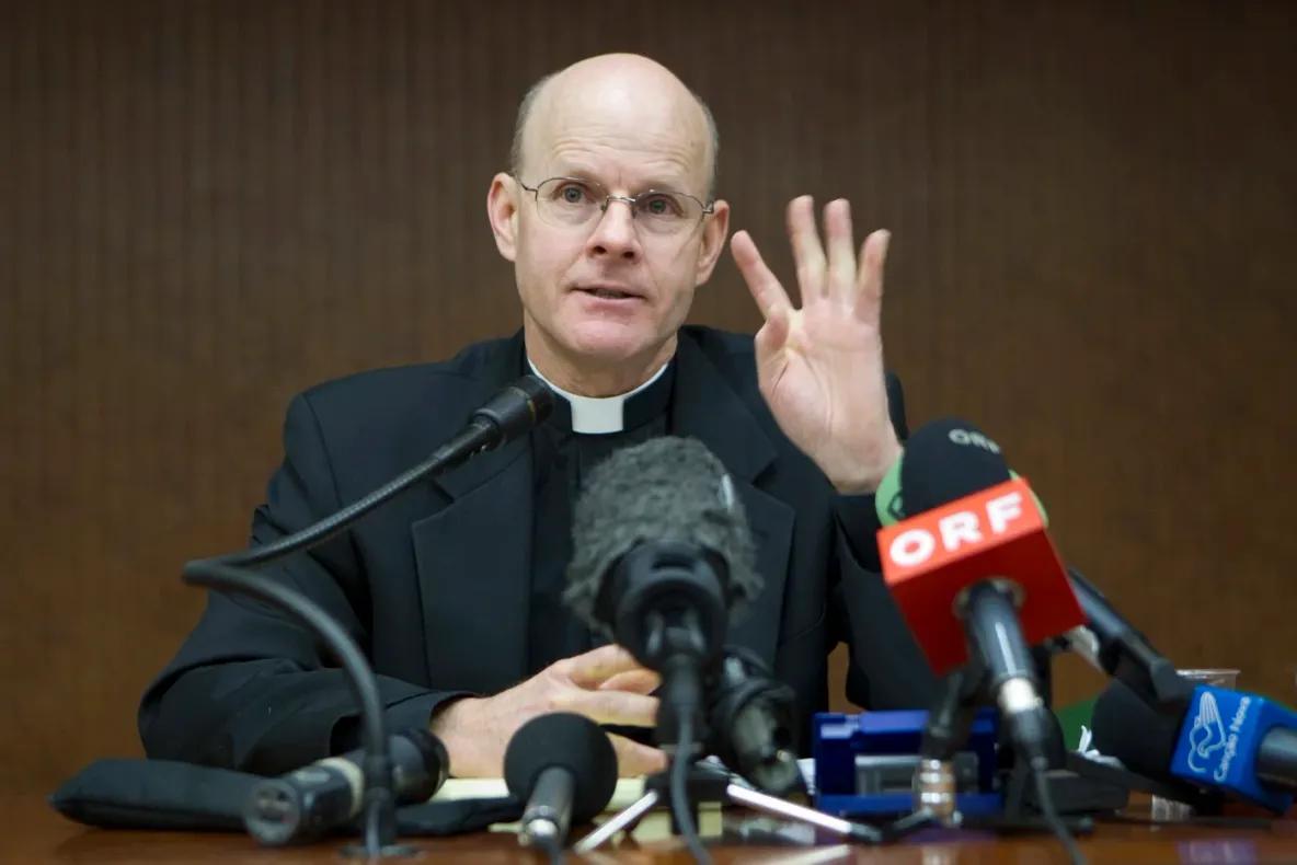 Exorcist celebru din Washington, înlăturat din funcție după ce a spus că extratereștrii sunt demoni