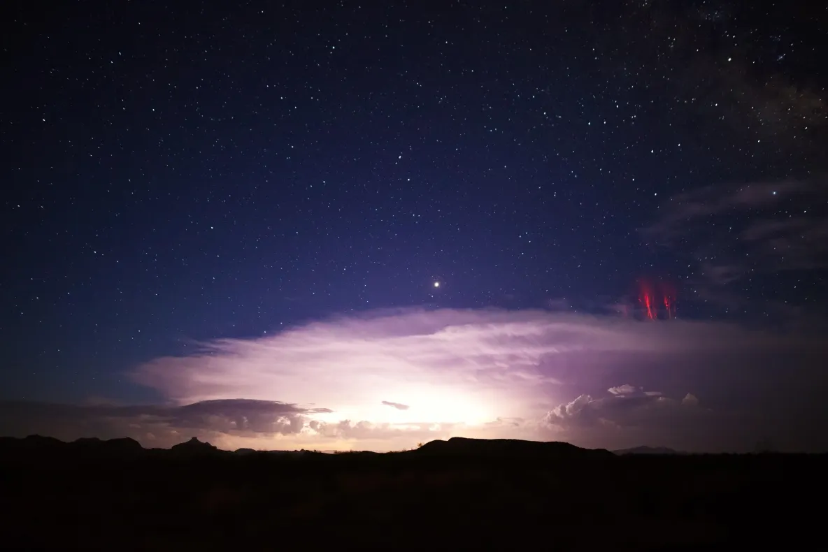 Fenomen atmosferic spectaculos, surprins deasupra Tibetului: imagini rare cu "sprite-uri roșii" VIDEO