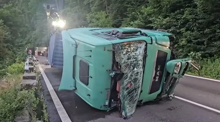 Trafic blocat pe Valea Oltului, timp de mai multe ore, după ce un TIR a plonjat în Olt: imagini halucinante VIDEO