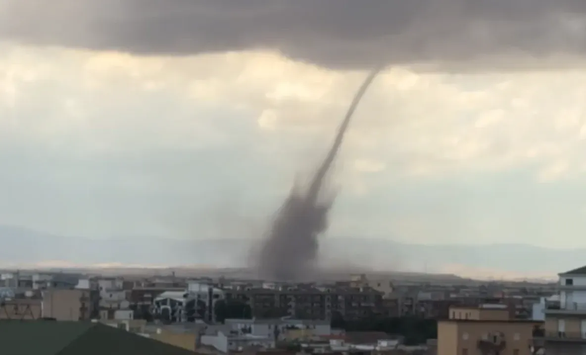 Vremea face ravagii în Italia: o tornadă a speriat locuitorii din sudul țării. Europa se pregătește pentru temperaturi de până la 43 de grade