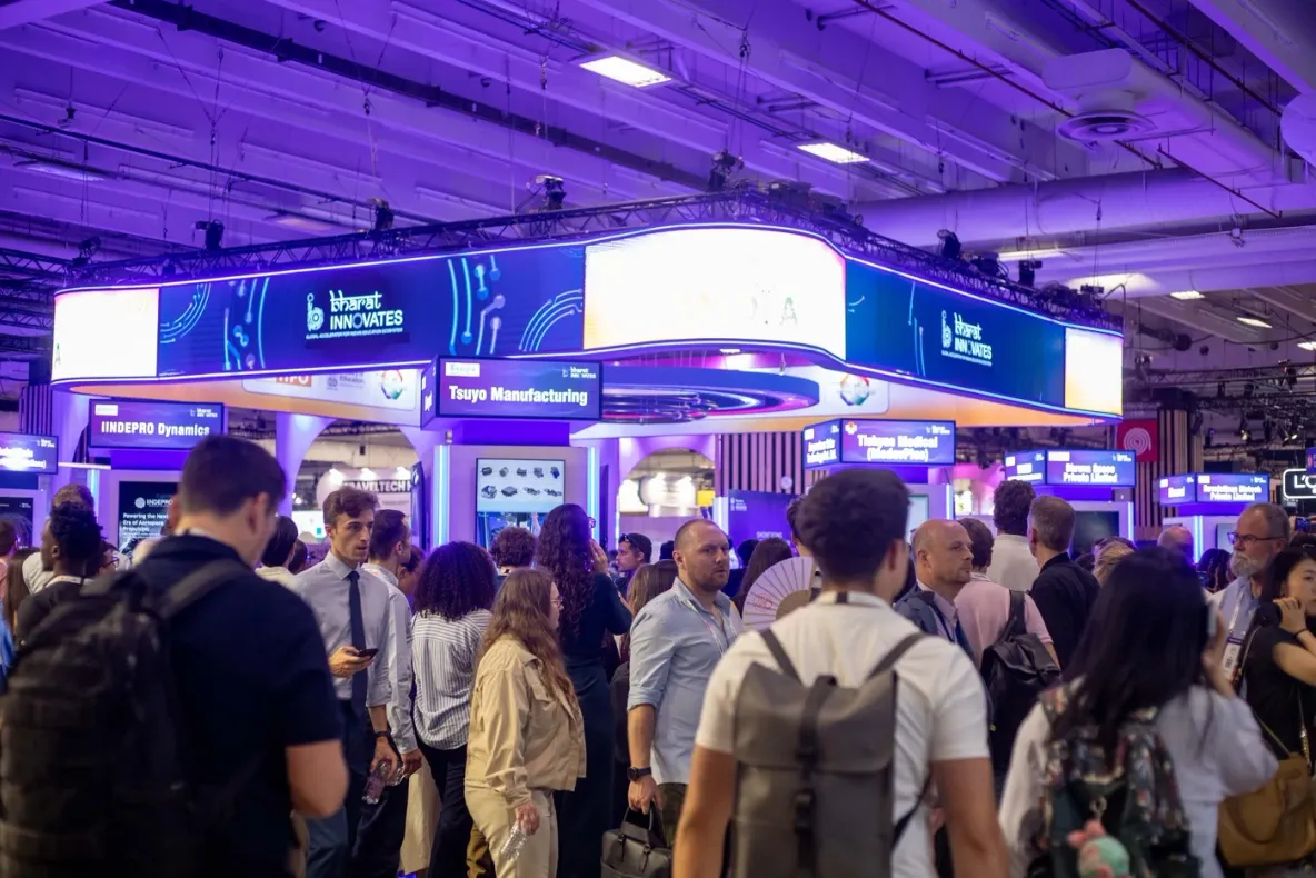 Inteligența artificială intră sub piele. De la plasturi cu AI la detectoare de minciuni vocale, invențiile care au furat toate privirile la VivaTech 2026