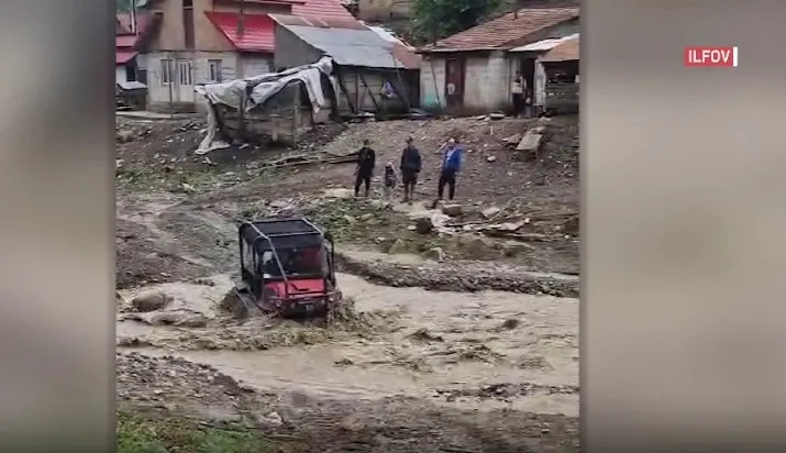 Oameni blocați de viitură. A fost rupere de nori în țară
