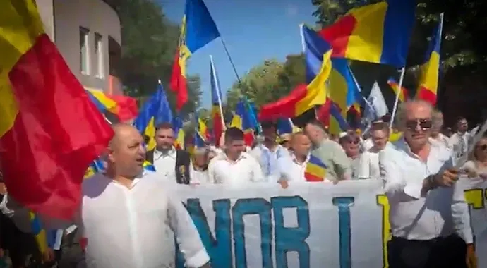 Mii de oameni au sărbătorit Ziua Drapelului la Târgu Mureș, într-un marș festiv