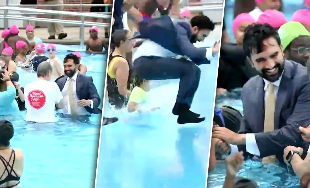 Primarul din New York a sărit în piscină îmbrăcat la costum. Edilul a înotat alături de copii