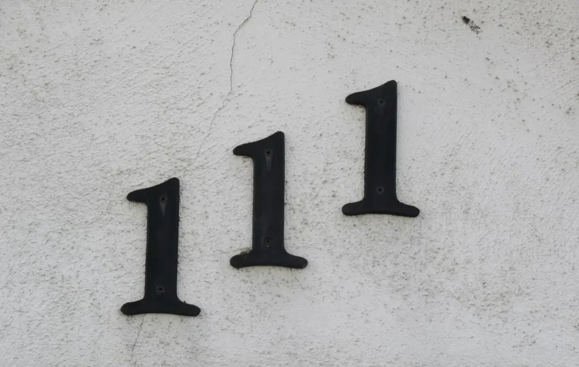 Vezi tot mai des 111, 222 sau 555? Ce spun numerologii despre aceste secvențe și cum explică psihologii fenomenul