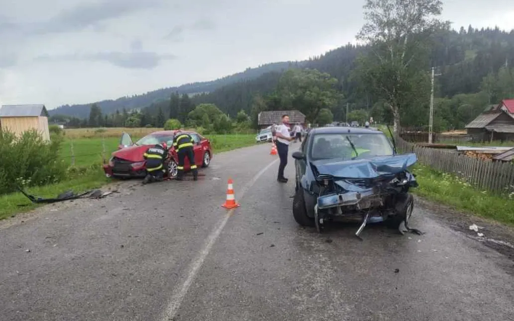 Accident grav în Suceava. Cinci persoane, printre care și un copil, au fost rănite. A fost chemată o echipă de descarcerare