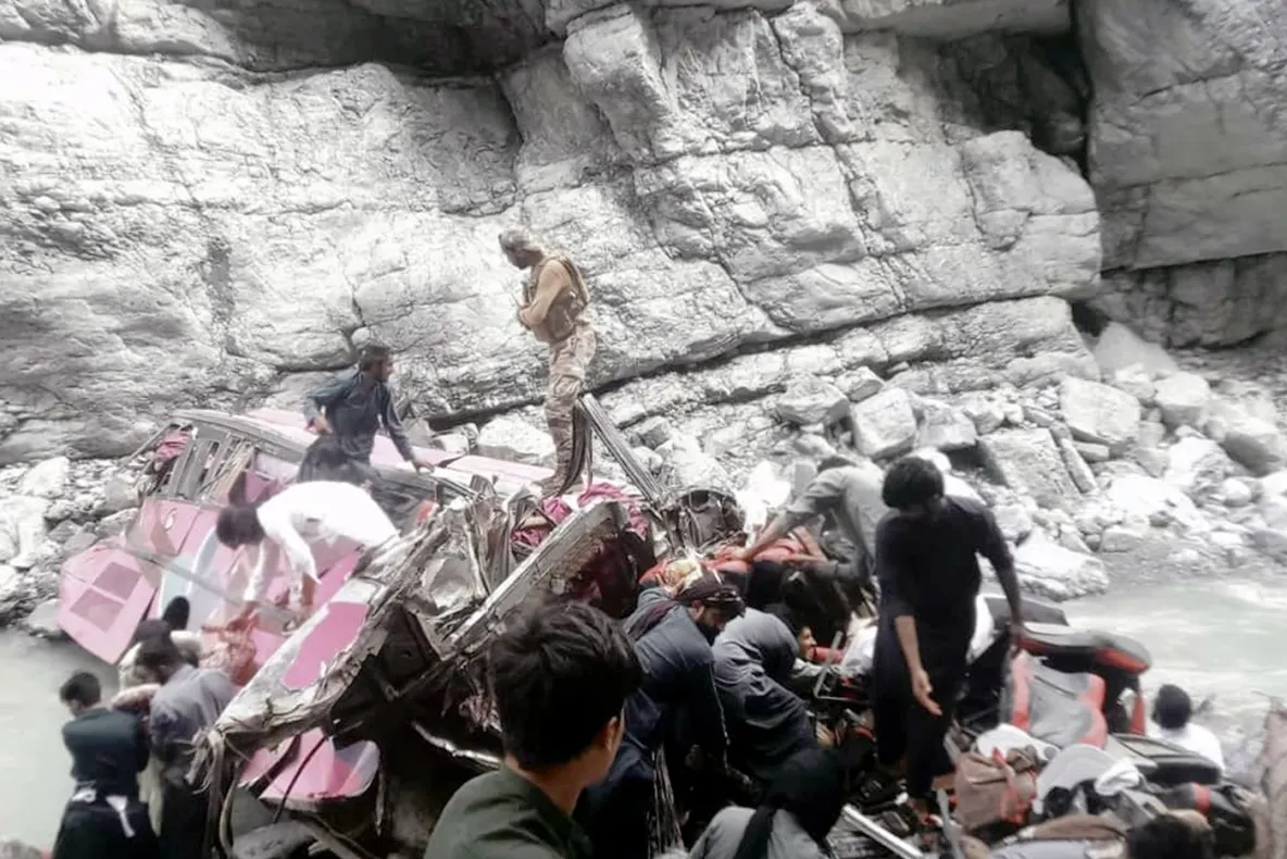 Tragedie rutieră în Pakistan. Cel puțin 40 de morți, după ce un autobuz a căzut în prăpastie - VIDEO