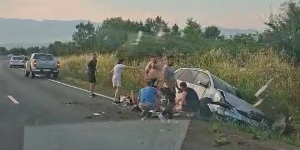 Accident grav pe DN 1. Șase persoane au fost implicate, între care patru copii, iar circulația este complet blocată