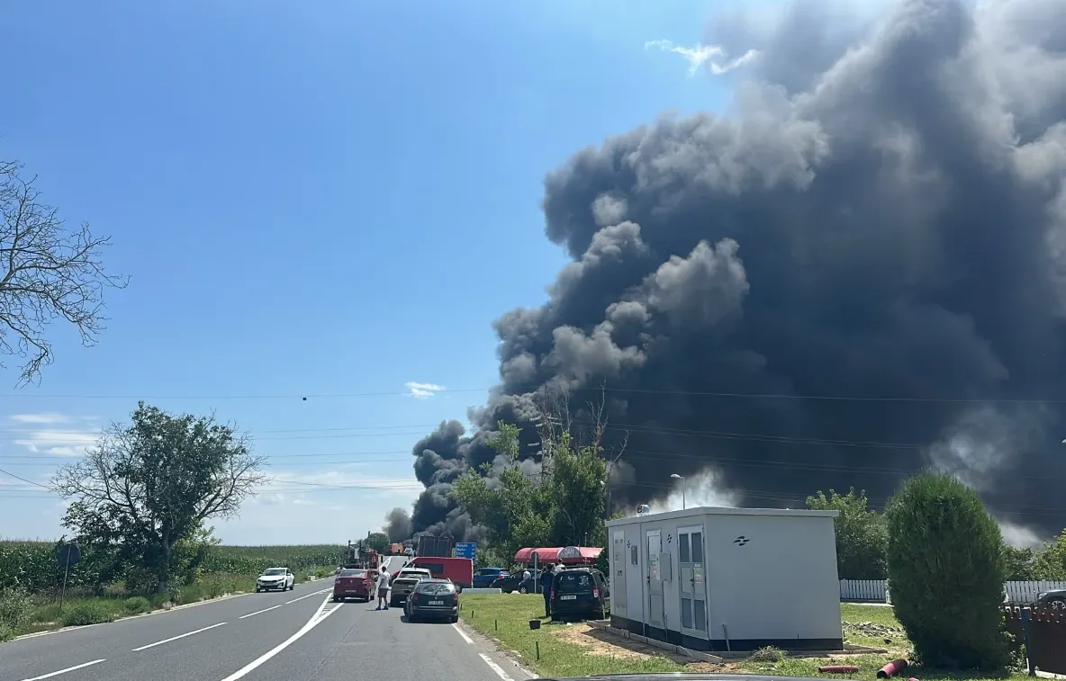 Incendiu violent pe DN2A, după impactul dintre o autocisternă cu benzină și un buldoexcavator. Perimetru de siguranță pe 800 de metri