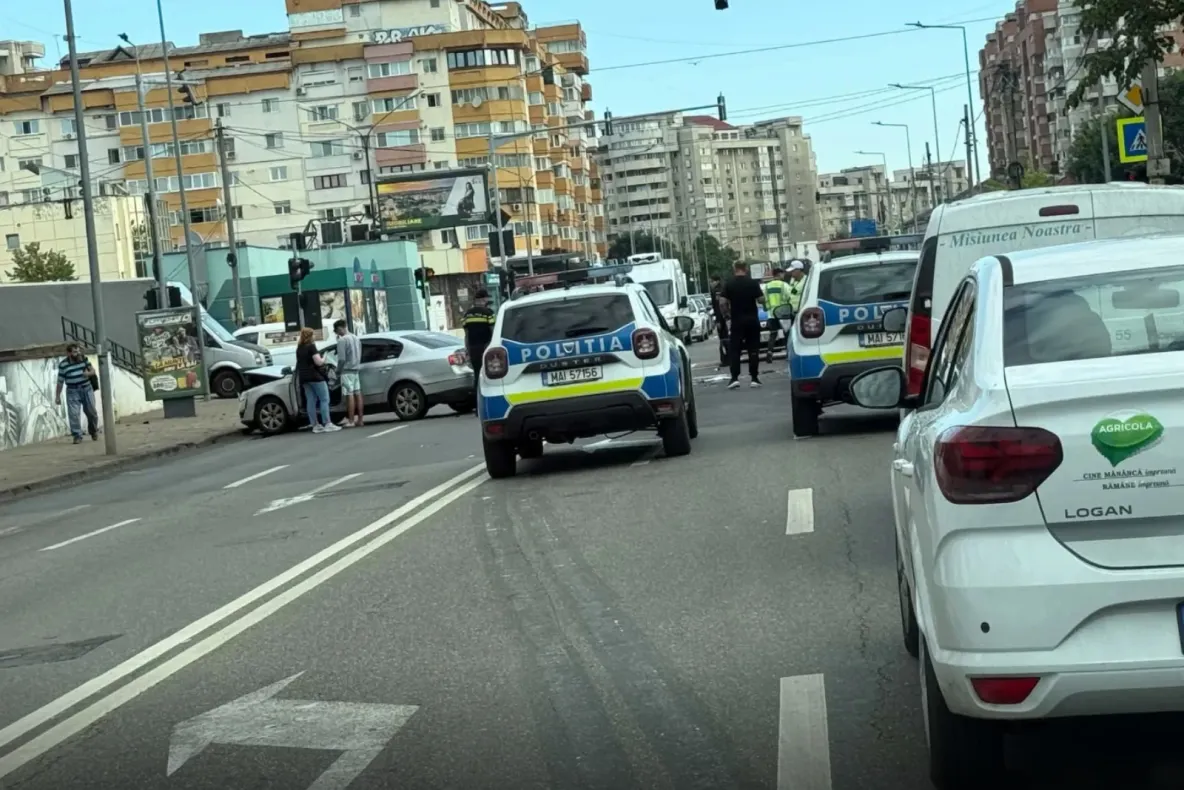 Carambol cu trei mașini în municipiul Bacău. O femeie a fost rănită 