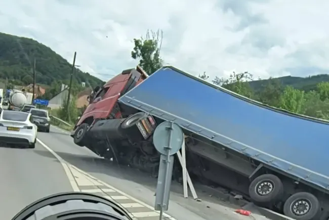 Un tânăr de 28 de ani se zbate între viață și moarte după ce a fost lovit de un camion, în Bihor