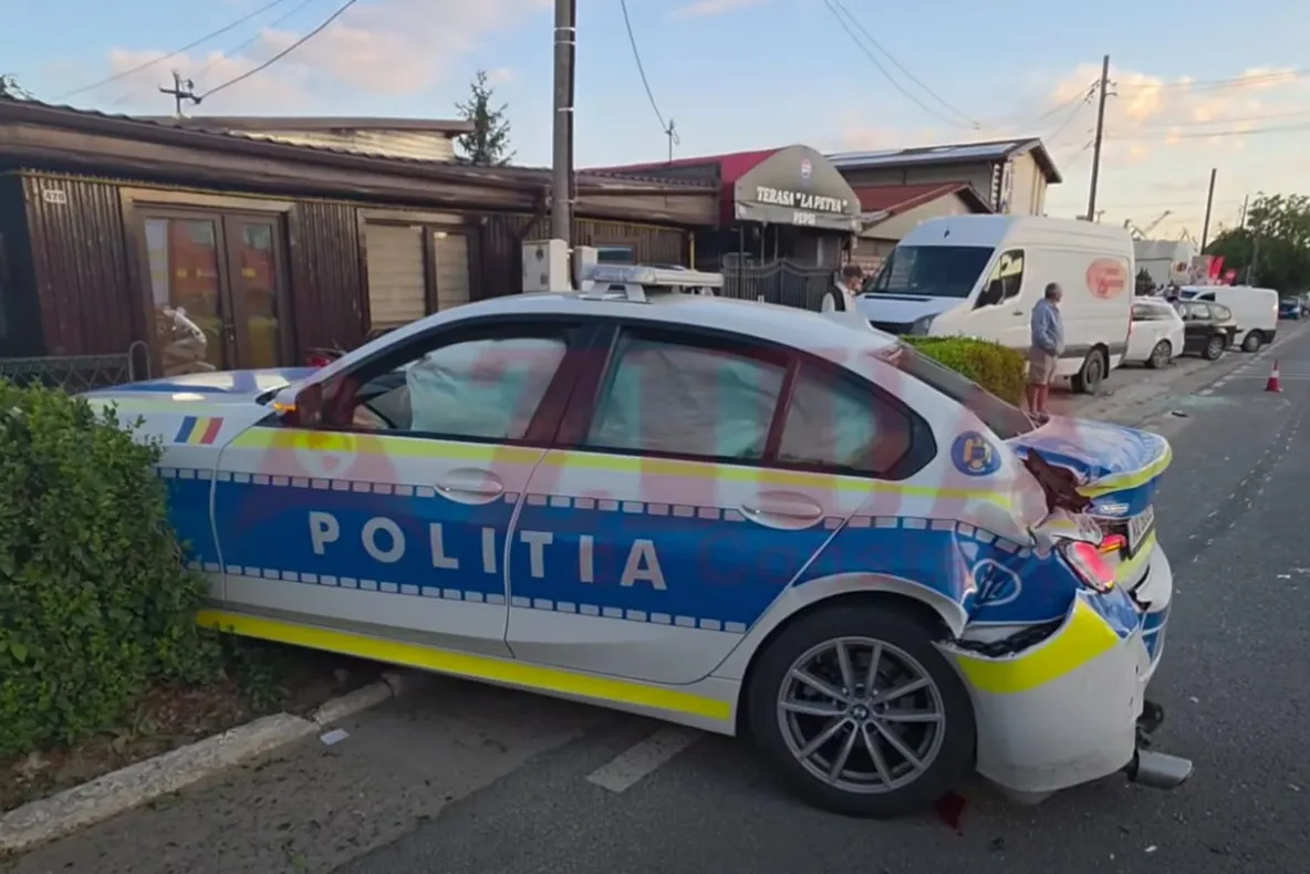 Autospecială a Poliției și o motocicletă, lovite în plin de un autocar, în localitatea 2 Mai - VIDEO