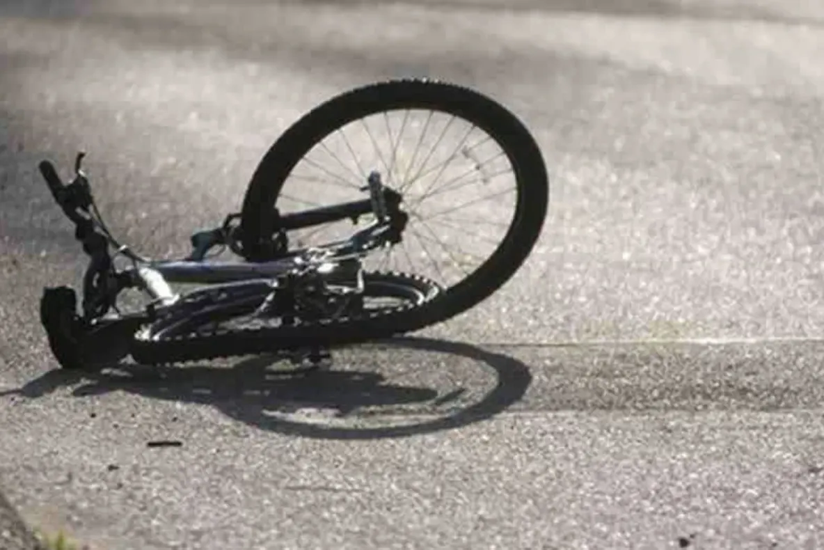 Accident tragic în județul Maramureș. O fetiţă de 6 ani a murit, după ce bicicleta cu care se deplasa a fost lovită în plin de o autoutilitară 