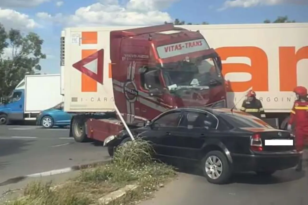 Accident în apropiere de Timișoara. O mașină s-a ciocnit frontal cu un TIR