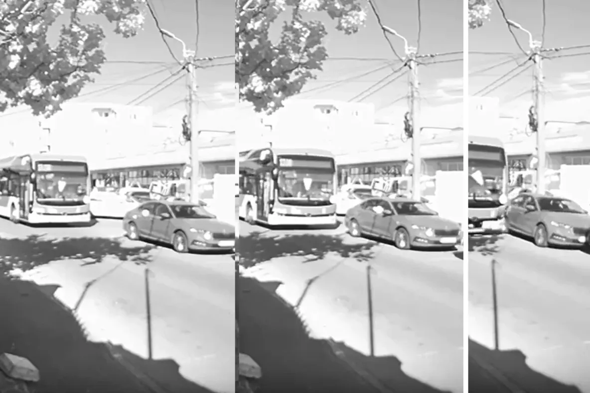 Moment șocant în trafic, la Oradea: un autobuz cu pasageri lovește o mașină parcată, fără să frâneze - VIDEO